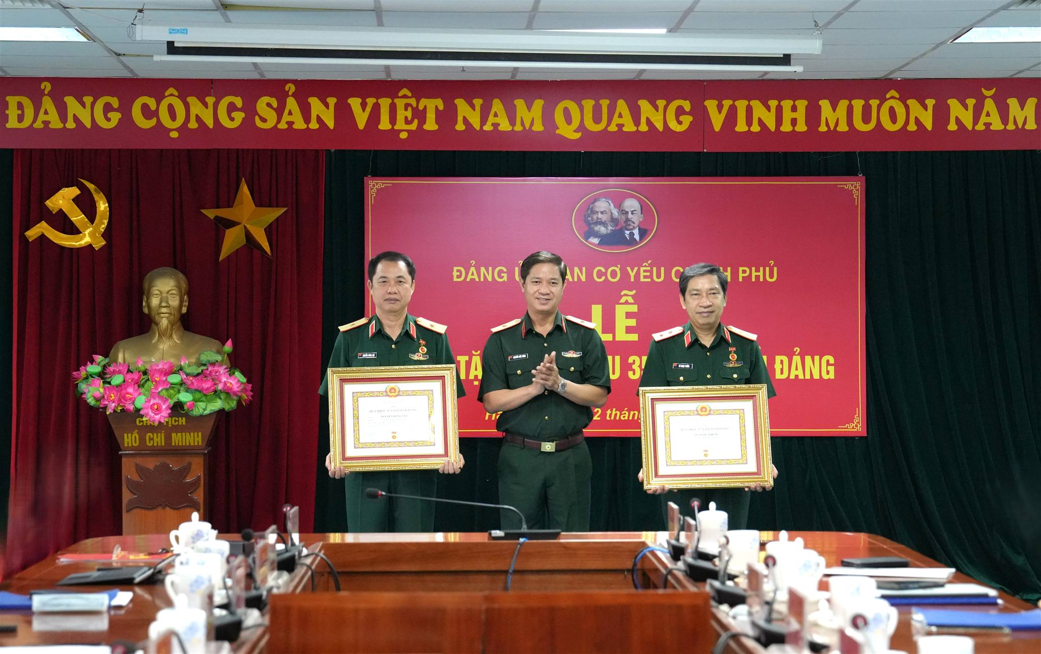 Đảng ủy Ban Cơ yếu Chính phủ tổ chức Lễ trao tặng Huy hiệu 35 năm tuổi Đảng