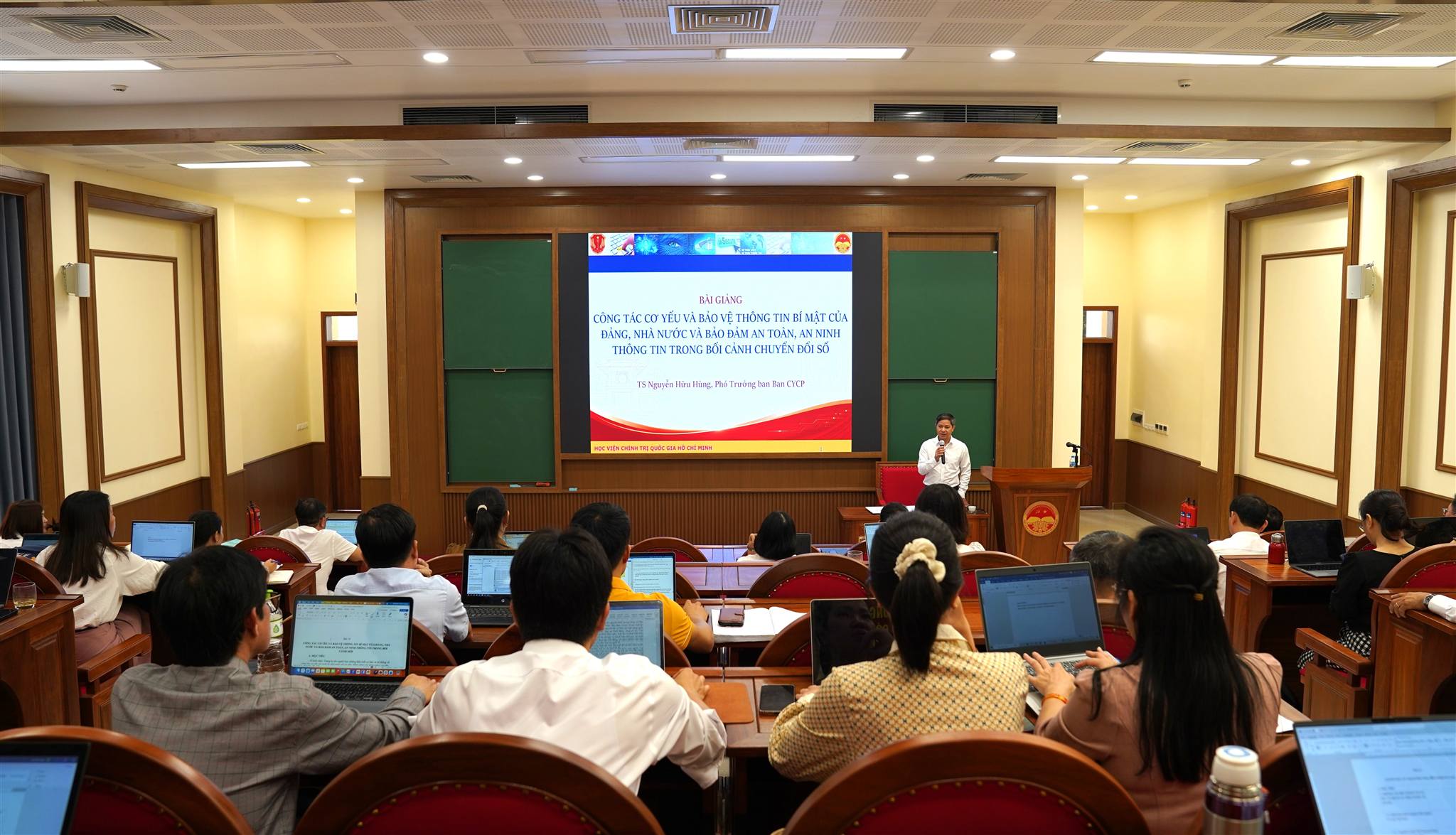Phó Trưởng ban Nguyễn Hữu Hùng tập huấn giáo trình giảng dạy thuộc chương trình Cao cấp lý luận chính trị